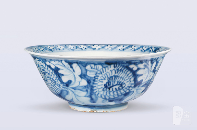 明 青花菊花纹折沿碗